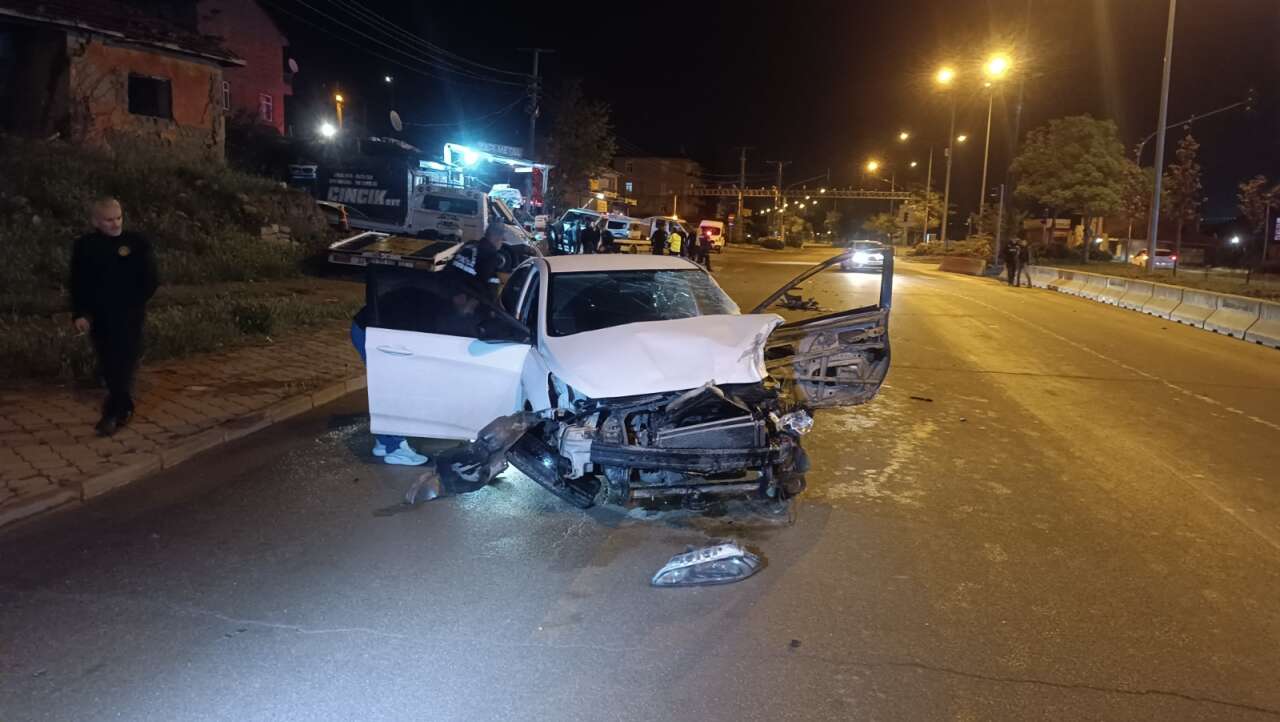 Otomobil çekiciye çarptı! Araçtan fırlayan kadın sürücü öldü 6